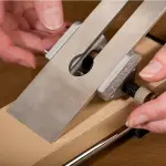 Prowadnik - przyrząd do ostrzenia dłut i ostrzy strugów