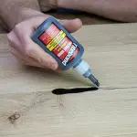 Titebond Instant Medium Jet Black CA - aplikacja kleju w pęknięcie drewna